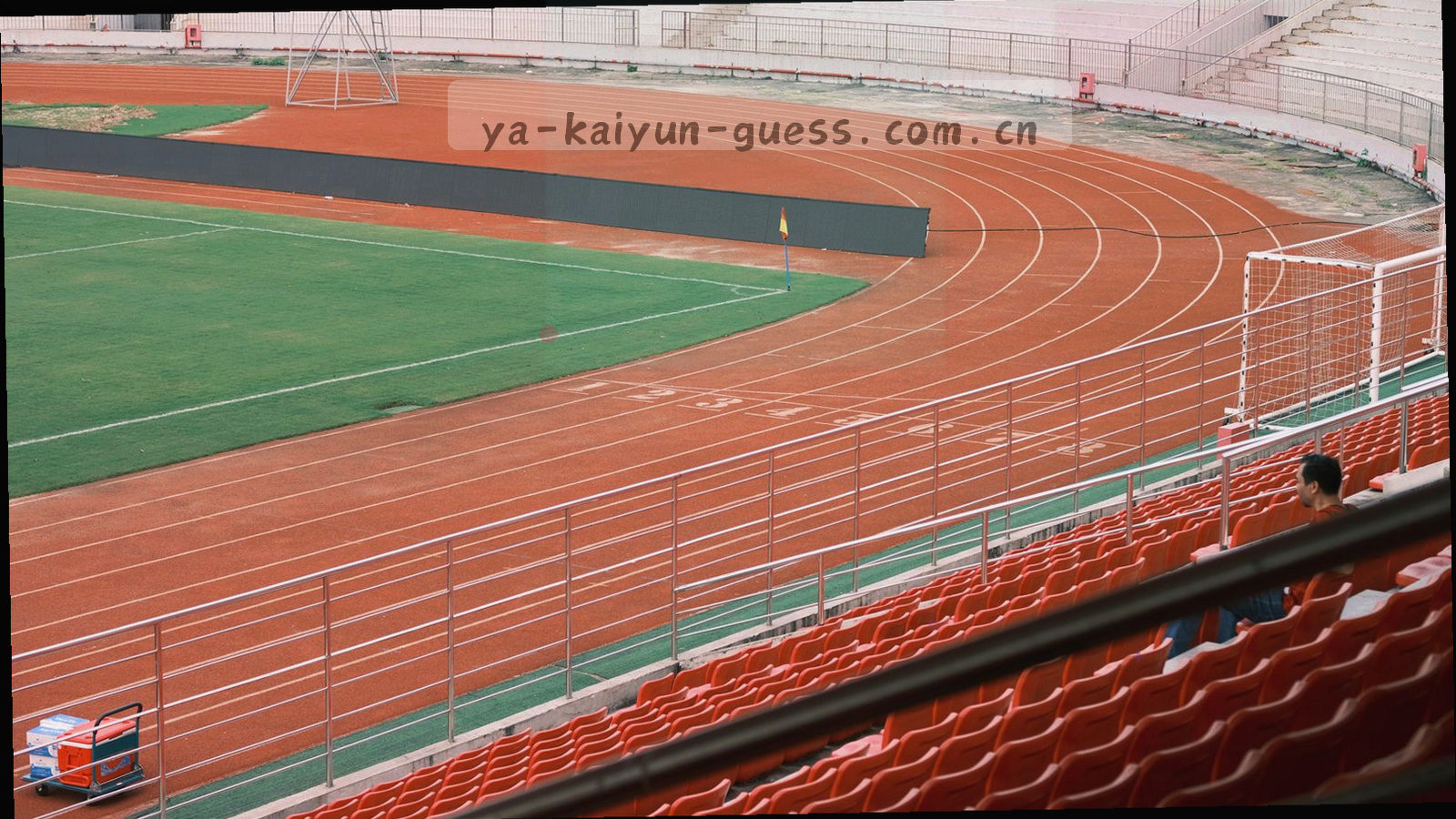 高原夜空长时间曝光下的星轨与远处山脊轮廓